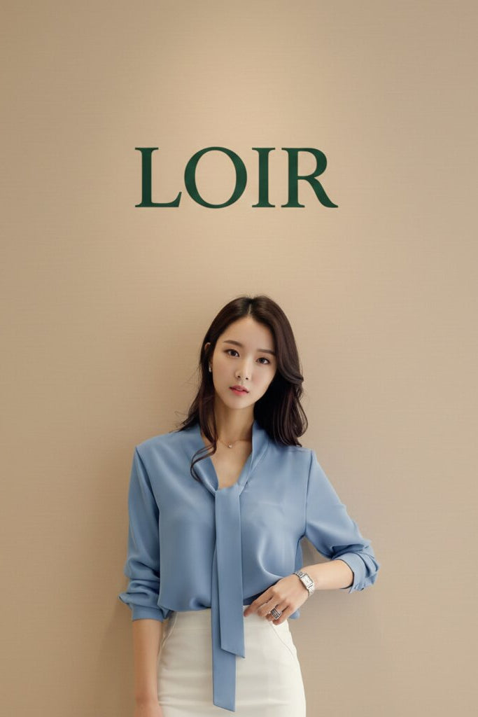 Chemisier Anaïs en bleu ciel à lavallière souple