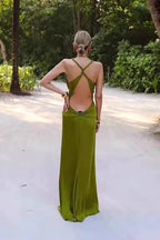 Robe Ophéliane satinée à encolure plongeante et nœud central