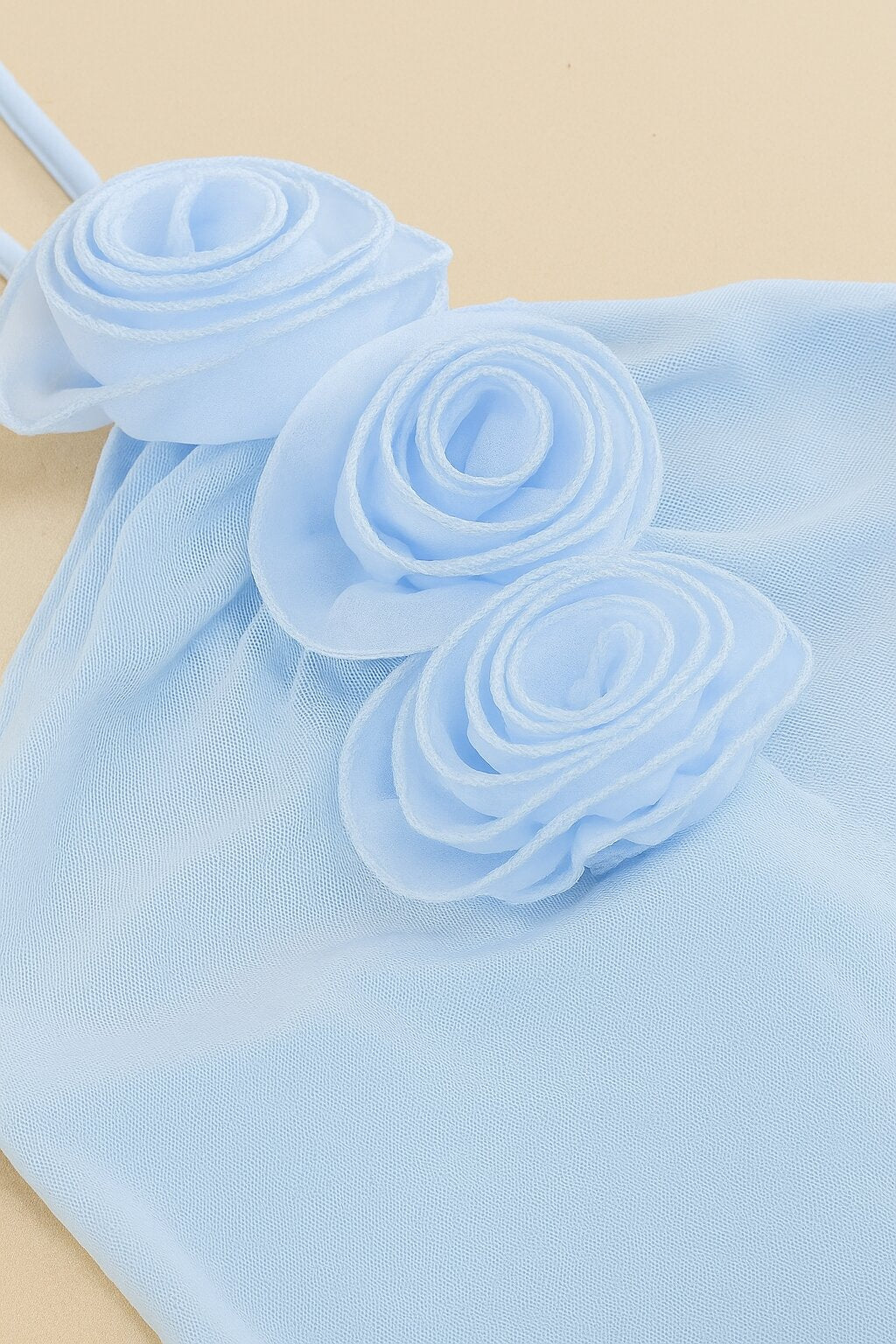 Robe Liora sirène à col montant et fleur brodée