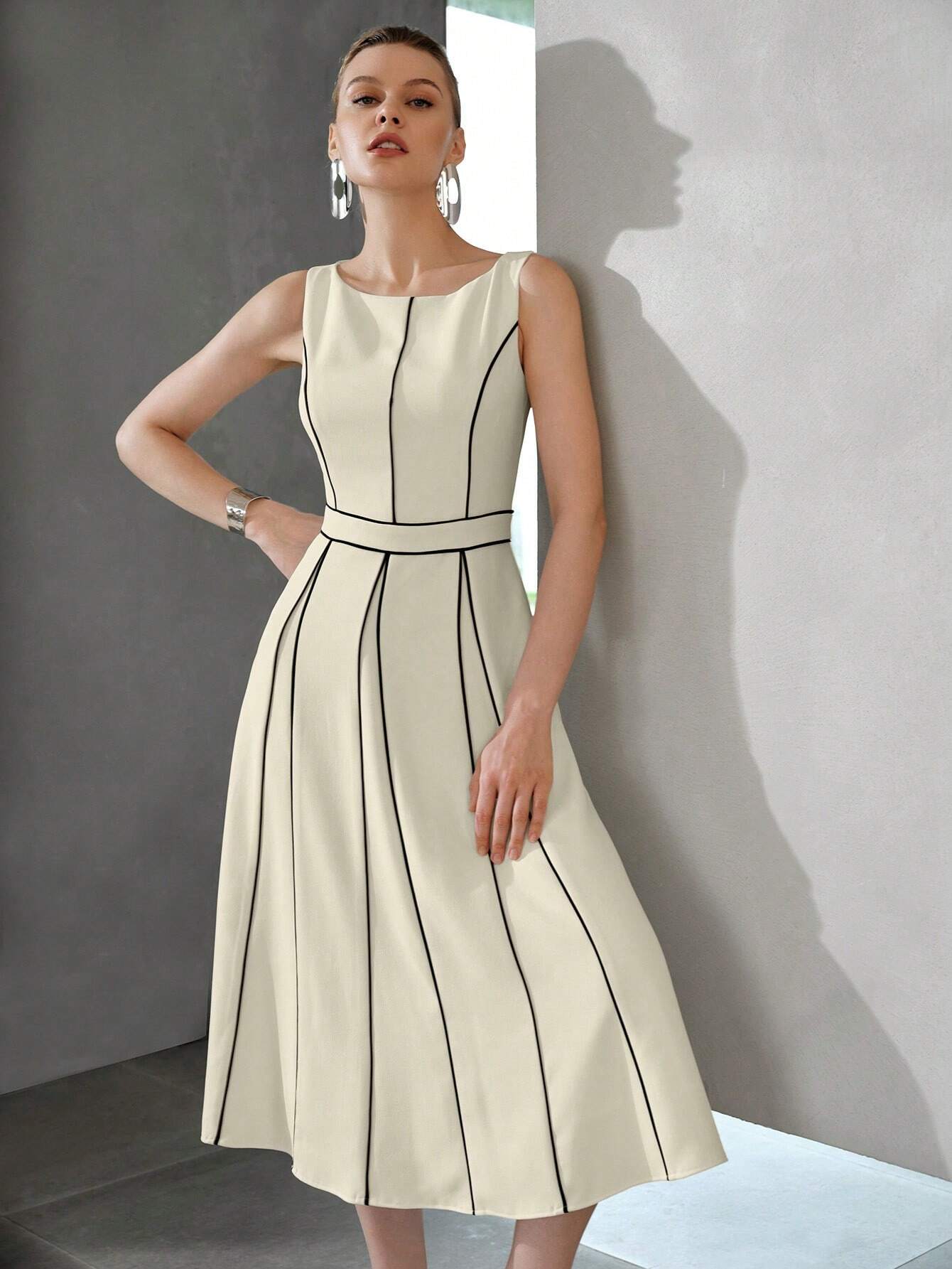 Robe Midi Plissé à Passepoil Contrasté