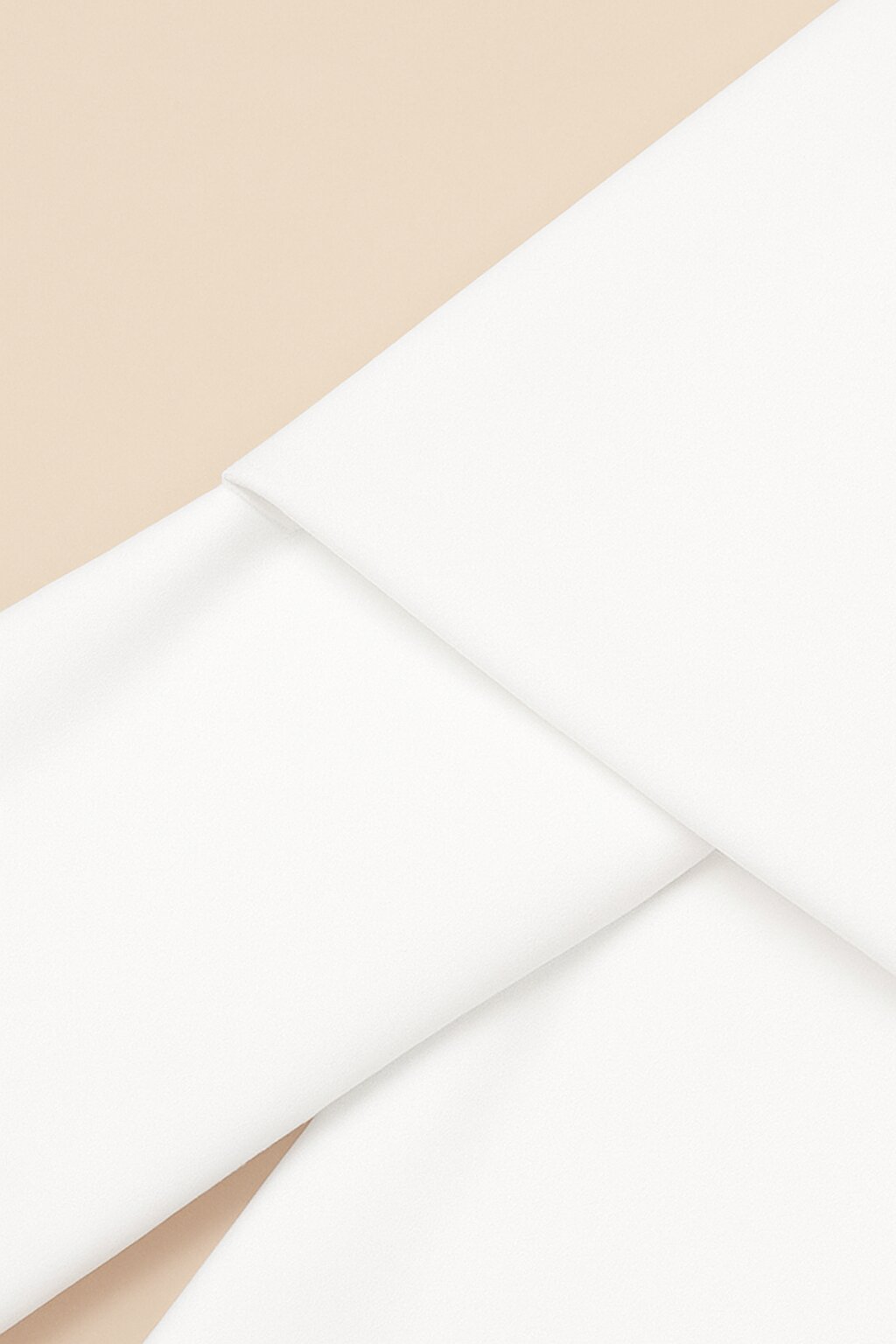 Robe Amara drapée à épaules dénudées et ligne sculptée