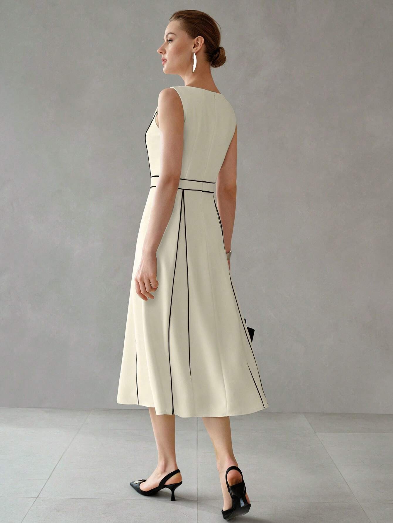 Robe Midi Plissé à Passepoil Contrasté
