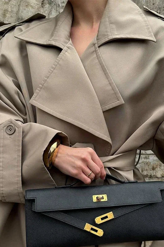 Manteau Elara ample à col croisé et silhouette parisienne