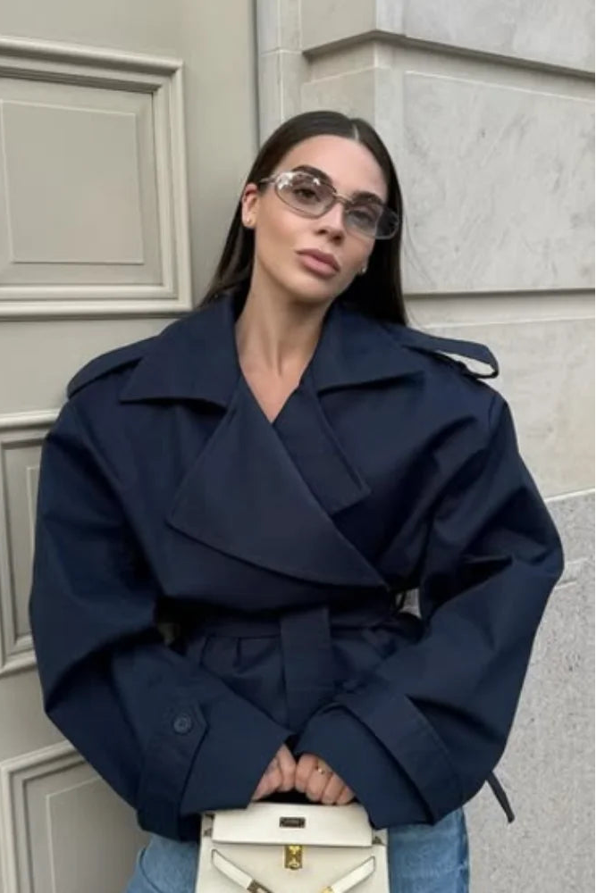Manteau Elara ample à col croisé et silhouette parisienne