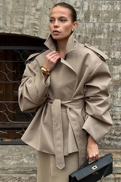 Manteau Elara ample à col croisé et silhouette parisienne